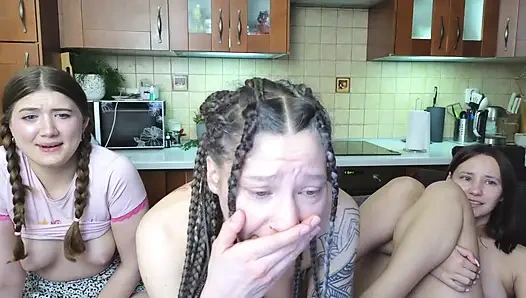 halbnackte schätzchen heben ihre beine auf befehl