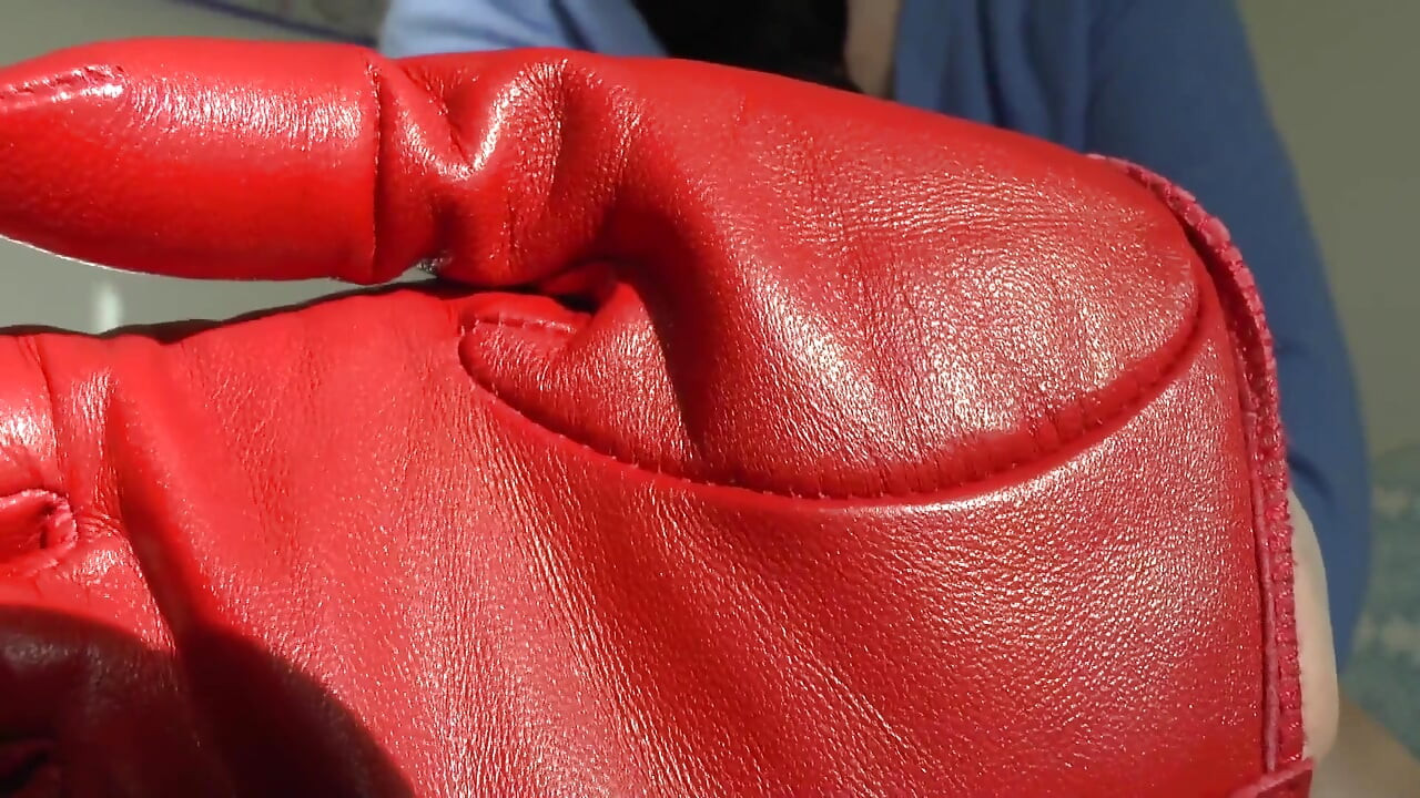 Heute Ist Dein Abspritztag! an Roten Lederhandschuhen Schnüffeln, Lady Victoria Valente