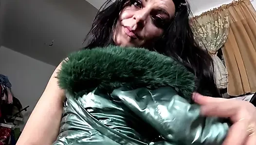 Parlak ceketli göğüsler azdırıyor - kabarık ceket, derin dekolte ve yaramaz bakışlar