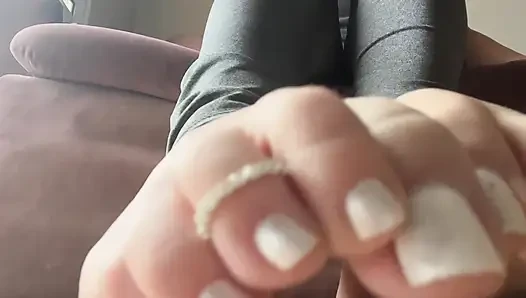 Fetish kaki nakal suka memamerkan kaki kecil dan telapakku sambil mensimulasikan Footjob