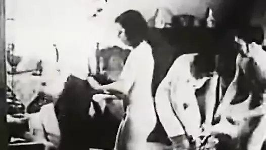 Des échangistes vintage échangent leurs partenaires de baise (rétro des années 20)