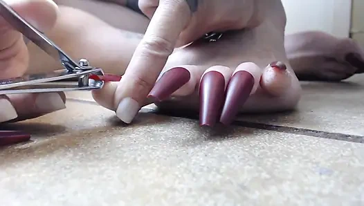 Memotong kuku panjang