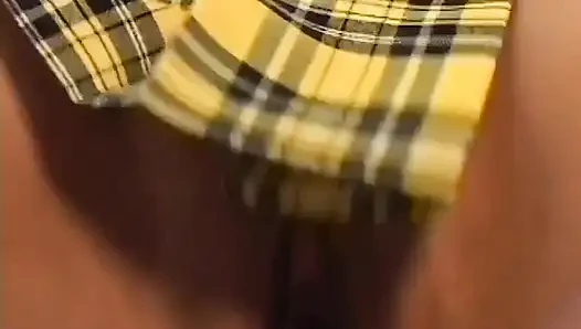 Lustvolles blondes küken sollte ihre brille nach dem sanitären mit typen auf dem teppich aus schafhaut waschen