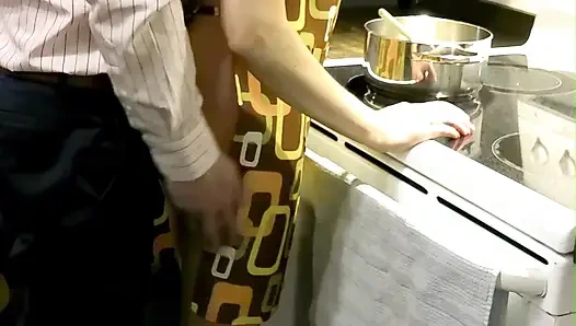 Домохозяйку обслужили многократными оргазмами и текущим кримпаем в любительском видео