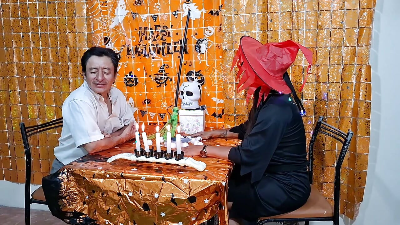 Fodendo uma bruxa linda, peituda e rabuda no Halloween