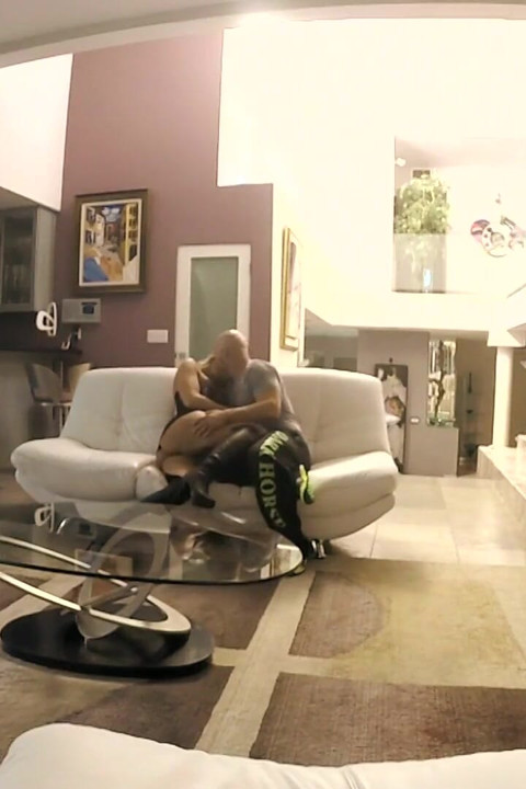 Kamera Olivia ve Derrick ile sikişirken yakalandı
