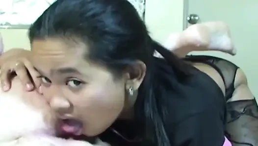 Özel Filipinli amatör sarah gırtlağına kadar alıyor, işiyor, sert seks, iki kez ağzına boşalma.