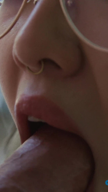 Kötelező pillanat a "Petite Asian Slut szereti lassított felvételben megmutatni faszszopási képességeit, mielőtt megtöltené"