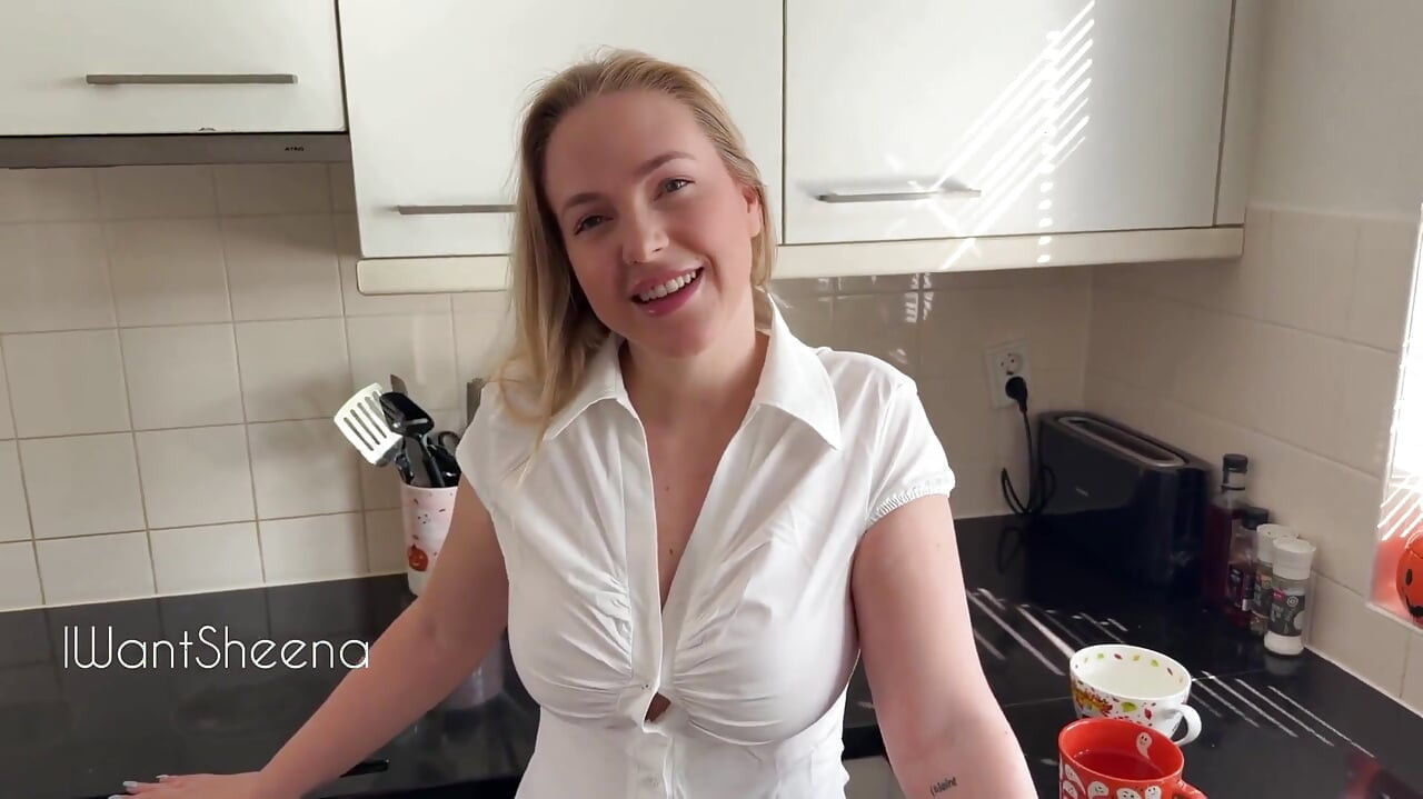 Iwantsheena Fucks a Fan