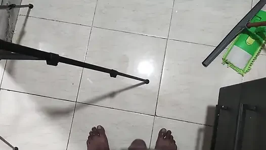 Kocası karısının götten ve amından sikilmesini izliyor