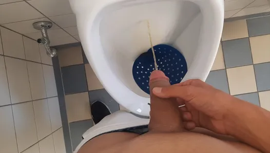 Un jeune étudiant pisse dans les toilettes de son école publique