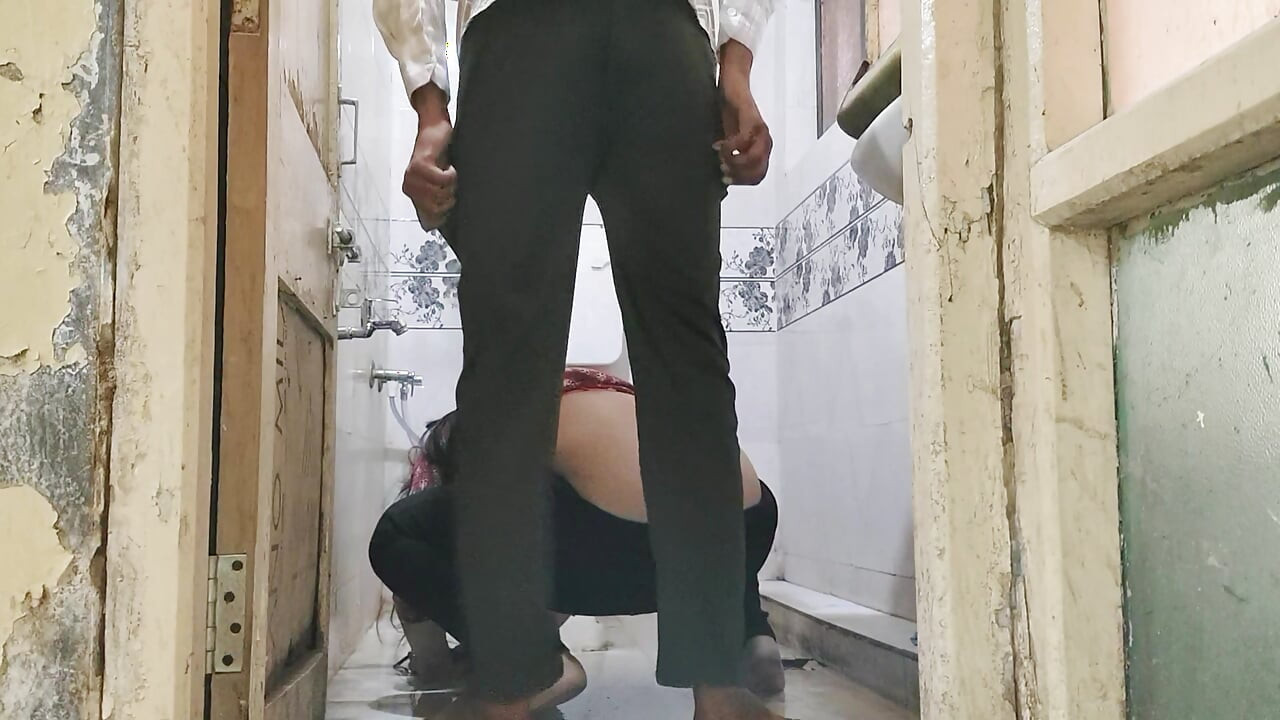 Indian Bhabhi ko Bathroom me Choda / Indian bhabhi sex in bathroom