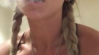 Loira sexy fumando
