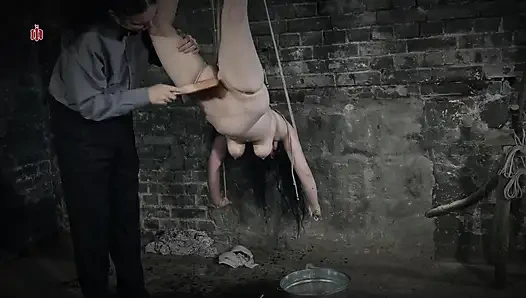 Измученная горничная — Джудит висит голой, связанной с потолка, и её безжалостно намокают и щекочут