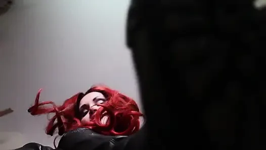 Nyonya Italia berambut merah dengan sepatu bot hitam mempermalukanmu