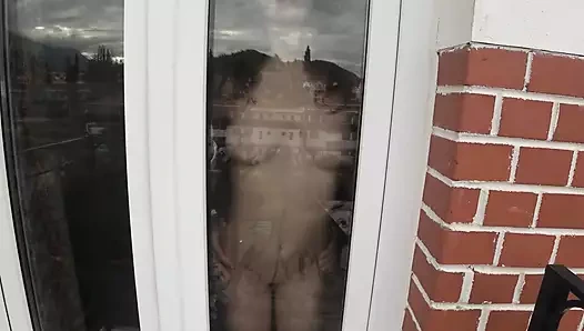 SLUTTY BUNNY BEKOMMT GROßE KAROTTE IN IHRE LÖCHER!