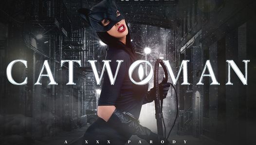 Nena tetona Clea Gaultier como Catwoman recibe lección de dominación
