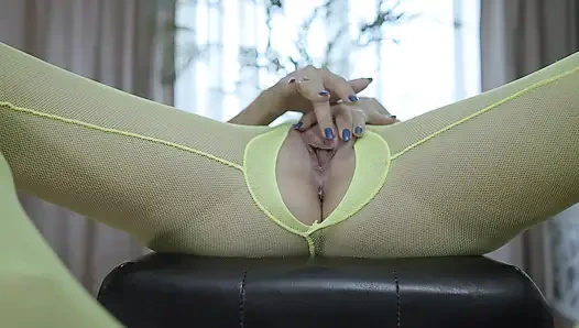 Jasmin ласкает свою горячую текущую киску маленьким дилдо