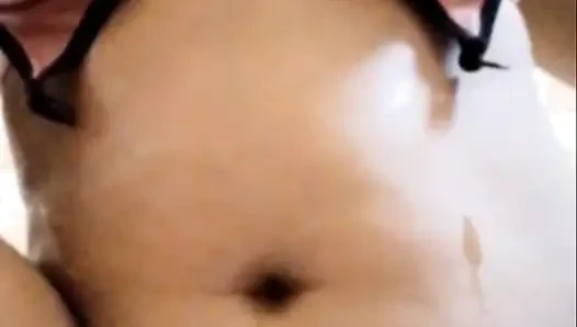 Genç bir kız köyde nasıl banyo yapıyor