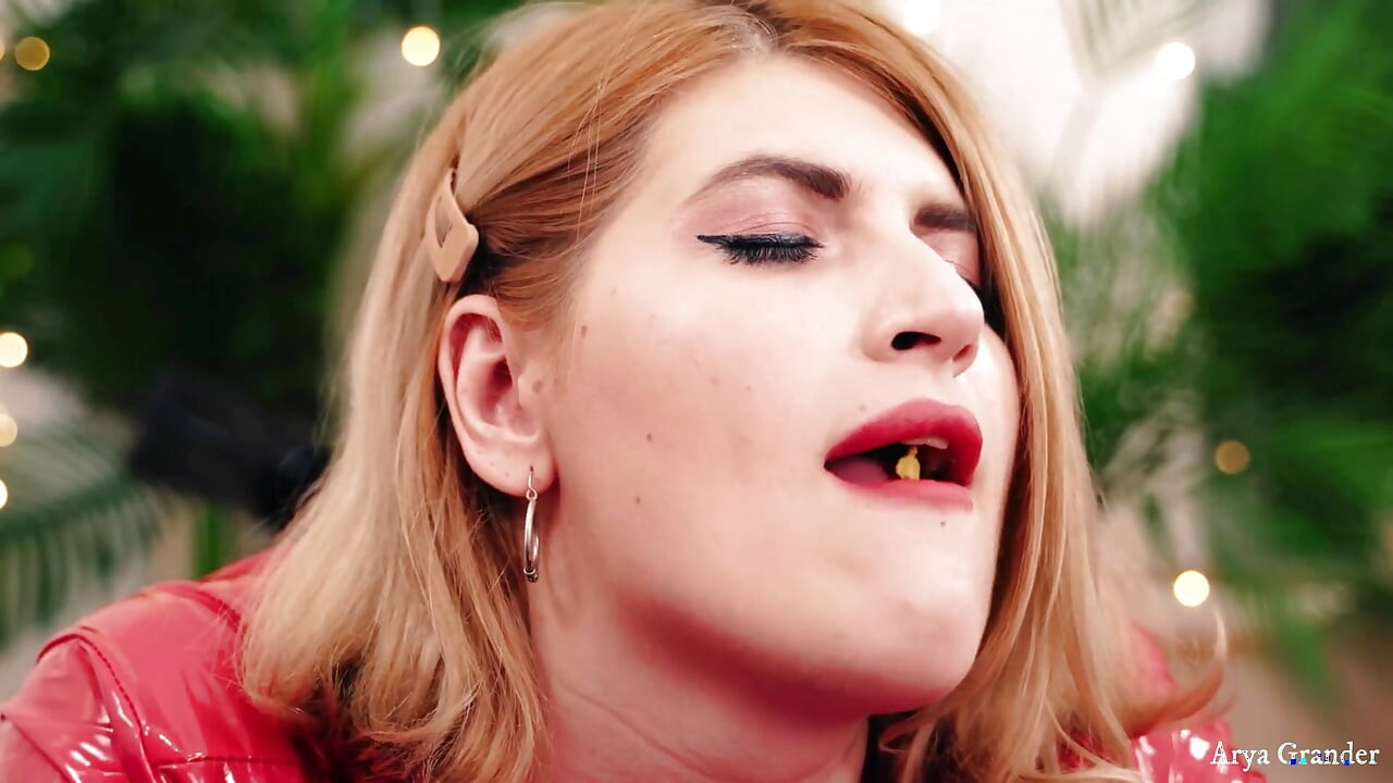 Dominação feminina pov gigante vídeo látex pvc lésbicas Arya Grander