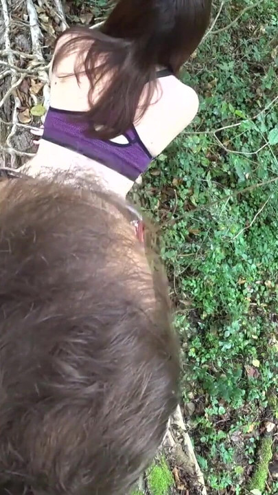 Detik yang tidak dapat dilupakan dari "Full ver A ROMANTIC WALK THROUGH THE FOREST, DI MANA SEORANG LELAKI MENANGKAP KAMI SEMASA KITA BERKONGKEK DI DALAM HUTAN"