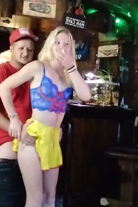 음란한 금발