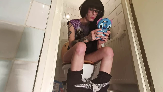 Piss & big thing while playing on my telephone pt1