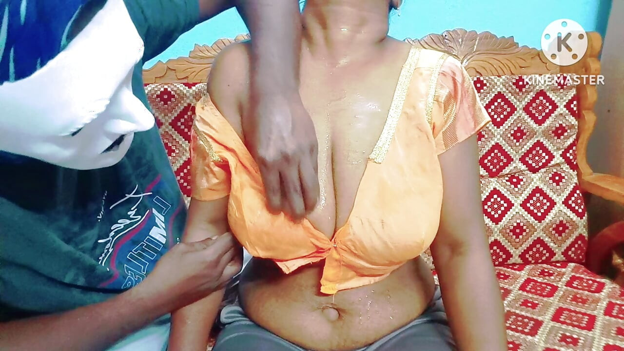 Geiles mallu-mädchen mit riesigen möpsen und er reibte ihre saftigen möpse mit einem eiswürfel