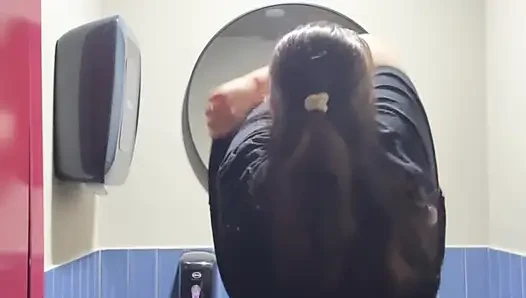 Harika götlü beyaz kız umumi banyoda mastürbasyon yapıyor