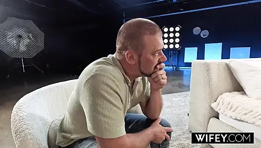 Evli kadın yarağa aç sarışın ateşli evli kadın Sadie Rose kocasının önünde dölleniyor