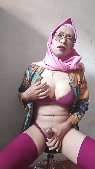 Hijab Shemale runkar av sin enorma kuk