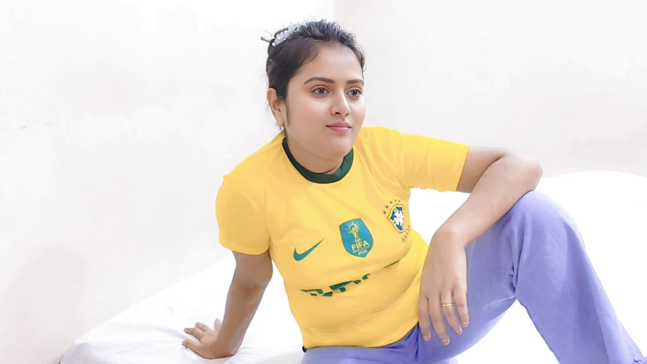 सौतेला भाई फुटबॉल के खेल पर दांव लगाते हुए अपनी सुंदर सौतेली बहन को चोद रहा है। (पूर्ण बांग्ला ऑडियो)