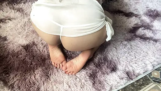 Она готова к лизать его хуй