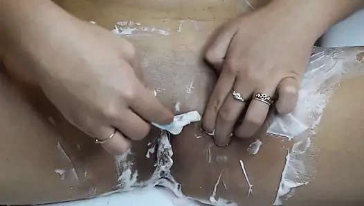 Karpuzlu kıllı amcığı tıraş ediyor köpük tıraş ediyor!