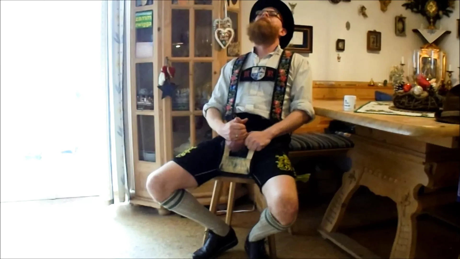 Bayernbursch pinggiran dan pancut dalam lederhosen