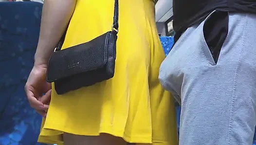 Riskanter handjob in den öffentlichen Verkehrsmitteln! Schmutziger fremder ejakulat mit der hand des mädchens