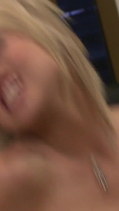 Momento strusciante da "La ragazza bionda con belle tette rotonde impazzisce per un uomo"