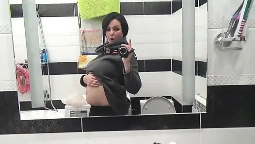 Kate pisst nach langer verzweiflung viel in die behaarte muschi