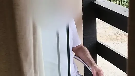 Schockierte stiefmutter erwischt stiefsohn beim auf dem balkon, hilft ihm aber beim beenden