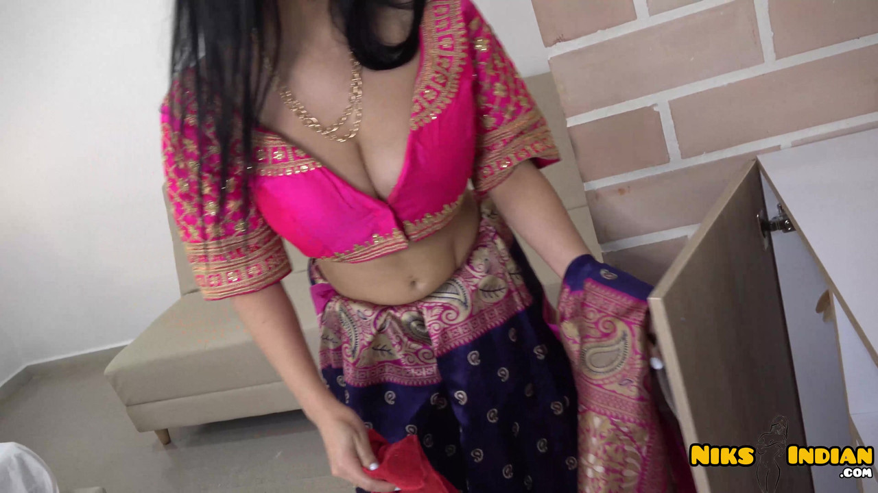 印度巨乳熟女脱下纱丽服并做爱