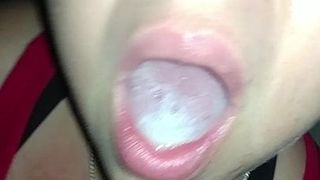 Bbw puta chupa bbc y traga semen carga fuera del coche