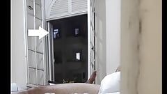 Miga nago masturbując się przy otwartym oknie 2