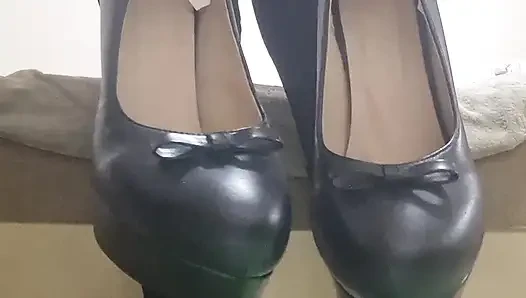 Das Mädchen lässt dich deine Füße und Schuhe lecken. Süße Femdom