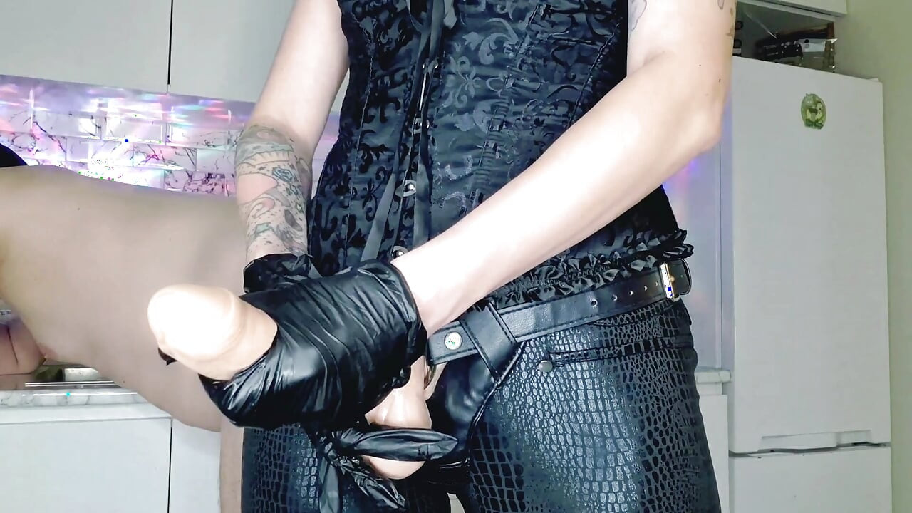 Takma seansı. Dominatrix Nika acımasızca bir köleyi götünden sikiyor, kalçalarına şaplak atıyor.