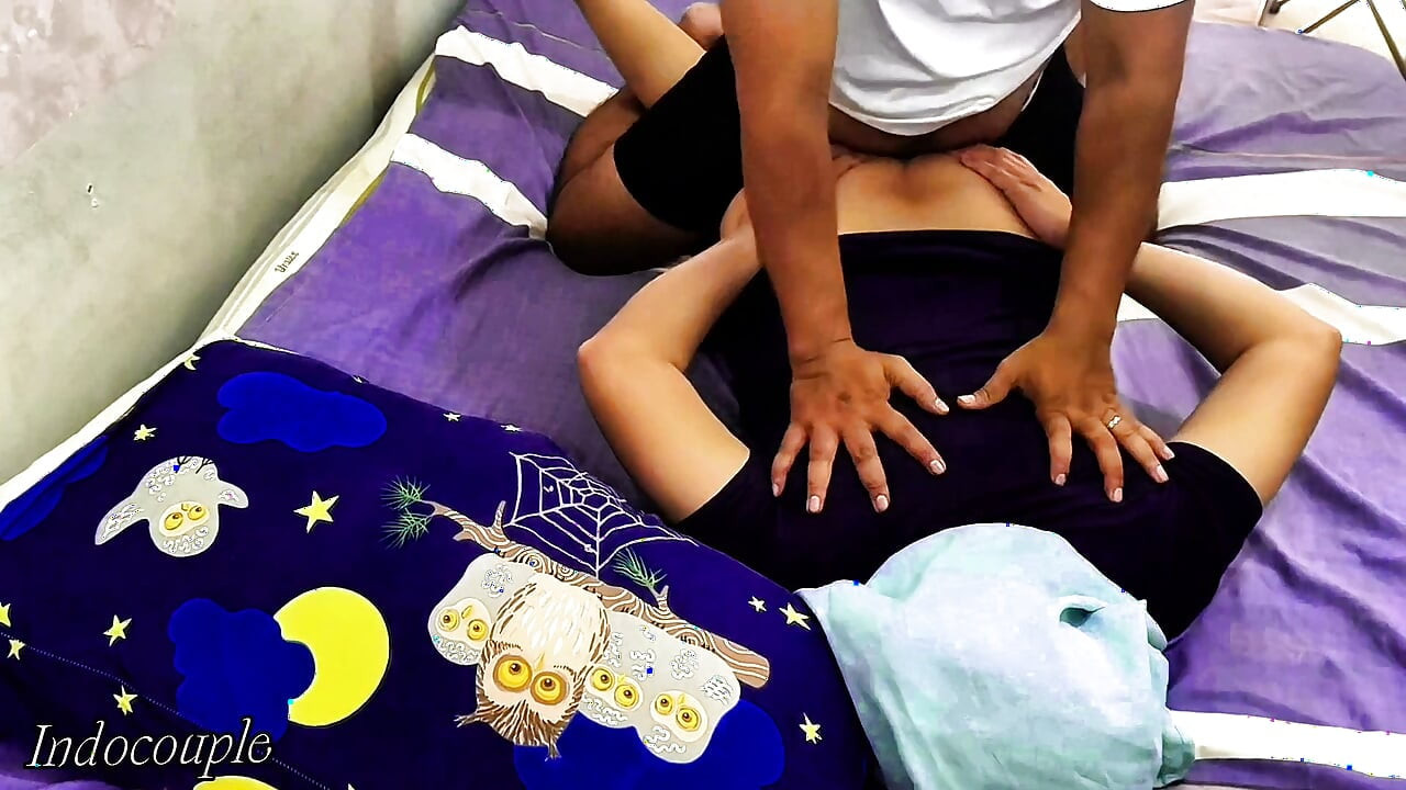Panti pijat sensual sama gadis seksi dengan rok mini kebaya lagi asik pijat