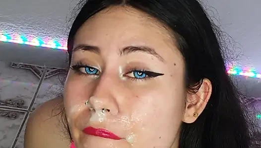 Wajah tetanggaku yang super hot dicrot sperma hangat!