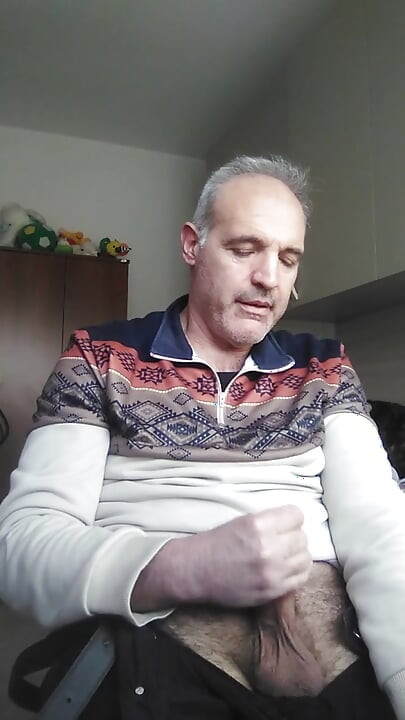 Ein stiefvater lehrt seinen stiefsohn, seinen teenie-schwanz zu masturbieren