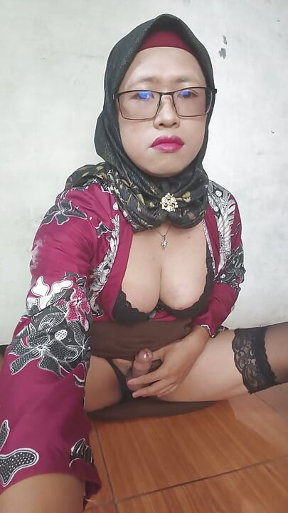 شيميل محجبة ميثا زه تمارس الجنس مع نفسها باستخدام ديلدو