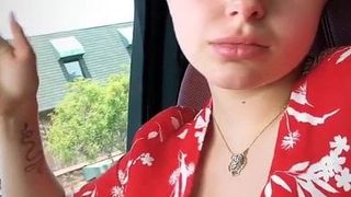 Ariel Winter - decote da camisa aberta no carro