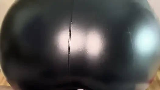 Шаловливая студентка сосет у профессора и умоляет его кончить на ее кожаные штаны